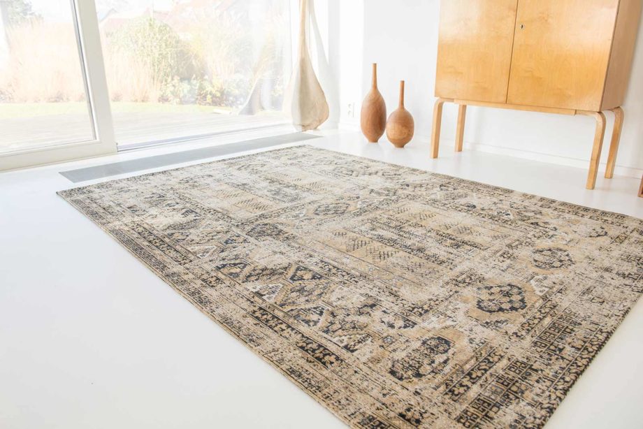 Louis De Poortere rug LX 8720 Antiquarian Antique Hadschlu Agha Old Gold interior